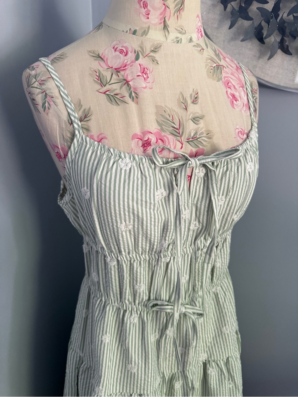 🆕 Light Green and White Striped Seersucker Maxi Dress w/embroidered Flowers - Picture 2 of 12